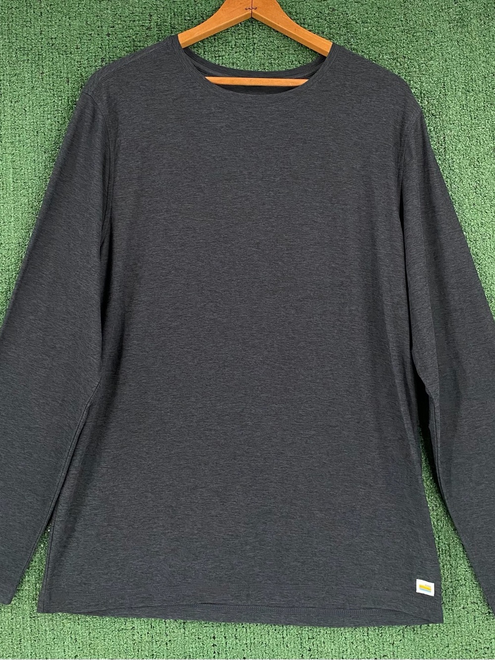 Vuori Strato Tech Heathered Charcoal Grey Performance Long Sleeve T-Shirt Large